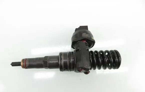 Volkswagen Golf V Fuel injector 0414720215 038130073AG