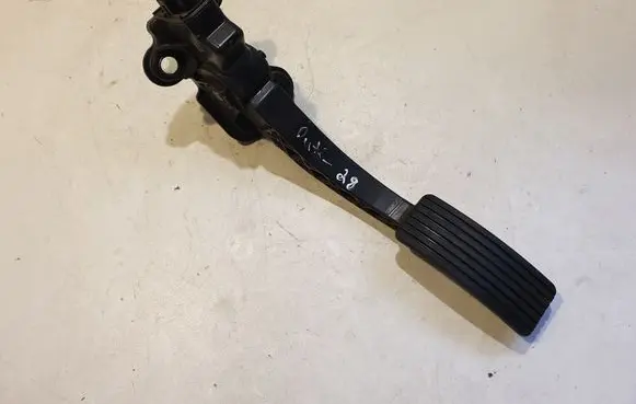 Accelerator throttle pedal