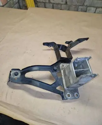 Headlight/headlamp mounting bracket