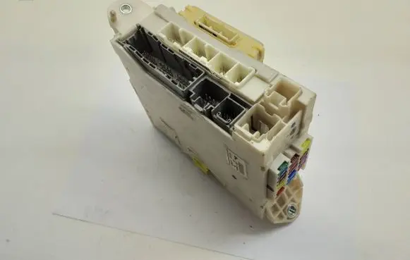 Toyota Corolla E120 E130 Fuse module 103210135 99950W 2482OW