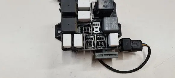 KIA Carens I Relay mounting block 7K2K2 OK2FA6679Z 9522529000