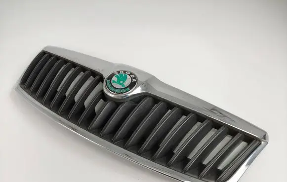 Skoda Octavia Mk2 (1Z) Front bumper upper radiator grill 1Z0853651C