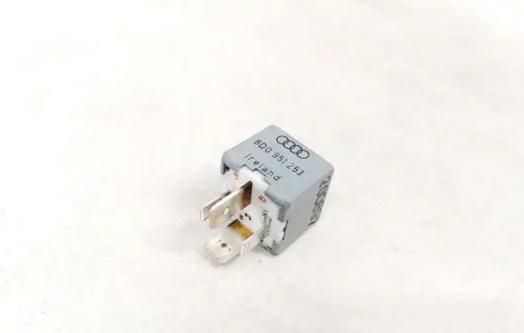 Volkswagen PASSAT B5.5 Other relay 8D0951253 373