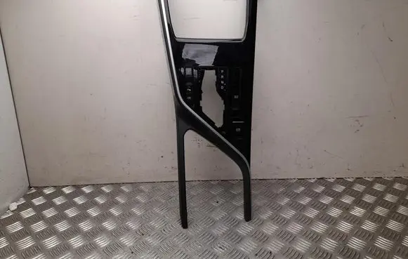 Radio/GPS head unit trim