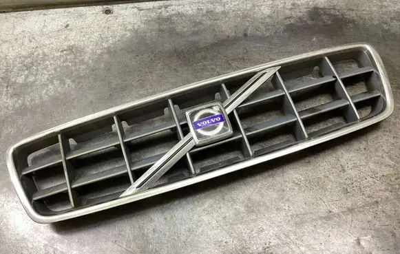 Volvo XC70 Front bumper upper radiator grill 08693623