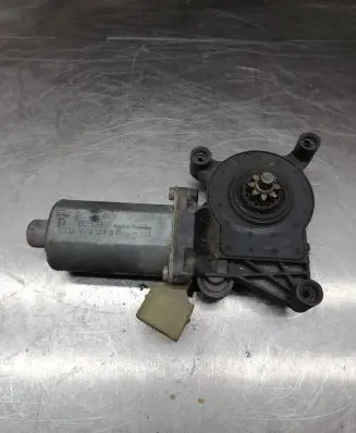Mercedes-Benz C W203 Vent window/glass motor 0130821723