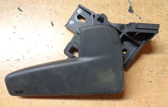 Volkswagen PASSAT B7 Engine bonnet (hood) release handle 3C2823633