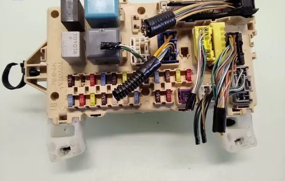 Toyota Corolla Verso E121 Fuse module 892210F010