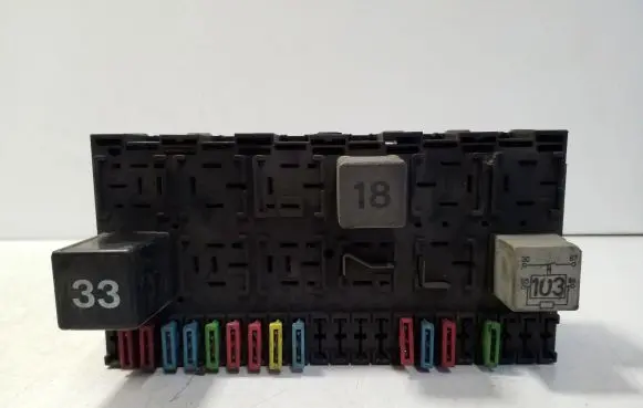 Volkswagen PASSAT B4 Fuse module 357937039