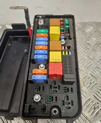 Opel Vectra C Fuse box set 13205796 92GXFX 109167