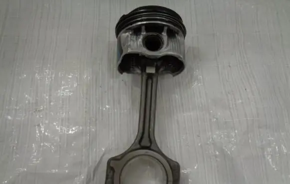 Renault Captur Piston with connecting rod