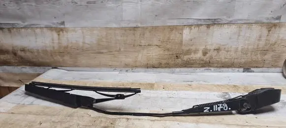 Rear wiper blade arm