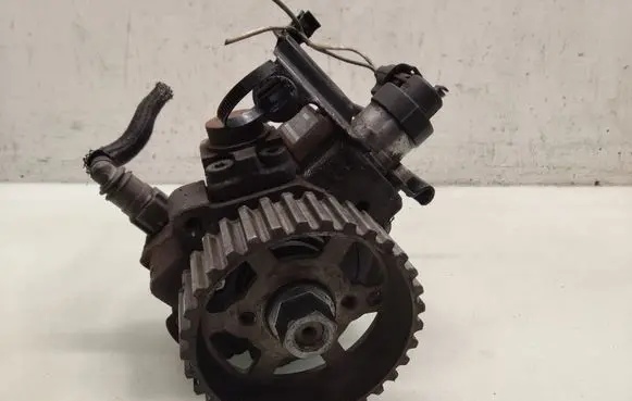 Ford Focus ST Fuel injection high pressure pump 0445010102