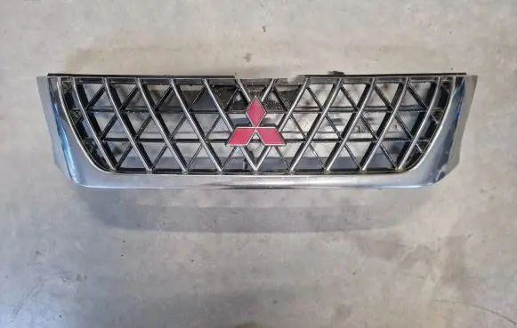 Mitsubishi L200 Front bumper upper radiator grill