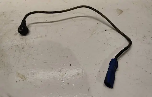 Audi A4 S4 B6 8E 8H Detonation knock sensor 06C905377