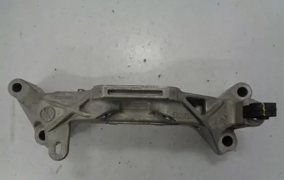 Peugeot 2008 II Engine mounting bracket 9813582980