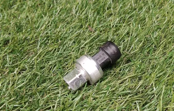 Buick Encore I Air conditioning (A/C) pressure sensor 13587668