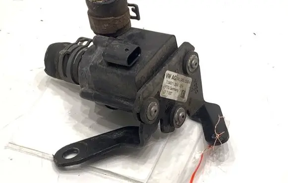 Audi A5 Oil filter mounting bracket 04L965559A