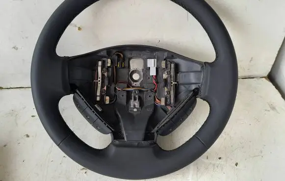 Opel Vivaro Steering wheel 8200009397 15729801
