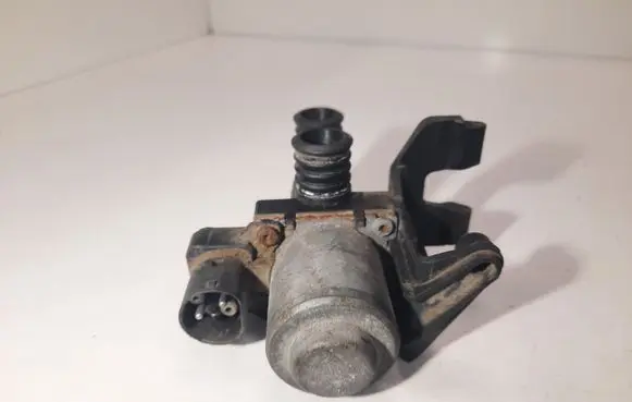 BMW 5 E39 Coolant heater control valve 8375443 1147412138