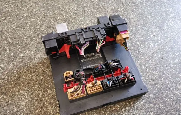 Volkswagen Caddy Fuse module 1K0937049