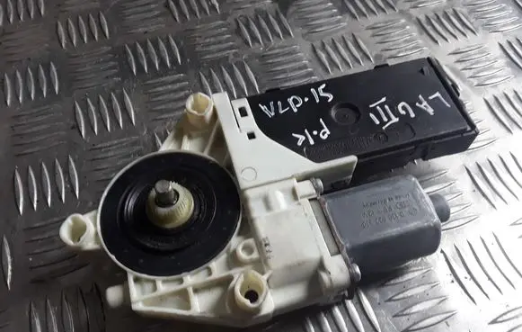 Renault Laguna III Front door window regulator motor 807310003R 0130822331