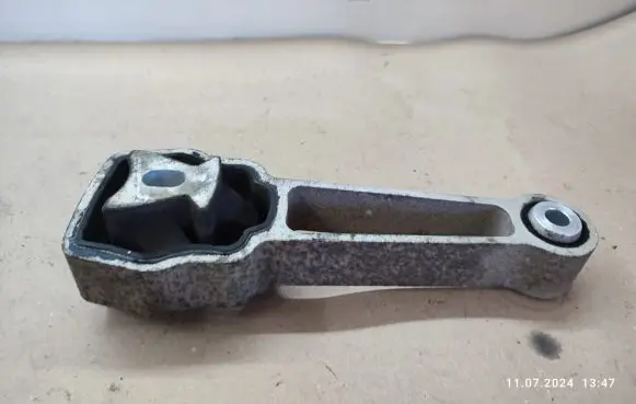 Land Rover Freelander 2 - LR2 Engine mount bracket