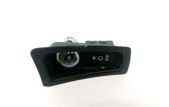 BMW 1 E81 E87 USB socket connector 61316930561