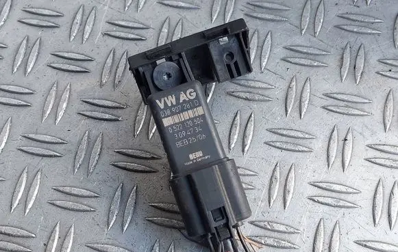 Volkswagen Jetta V Glow plug pre-heat relay 038907281D 0522120504 3094734