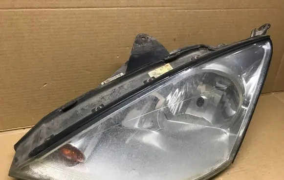 Ford Focus Headlight/headlamp 2M5113W030BE