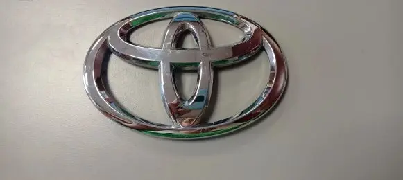 Manufacturer badge logo/emblem