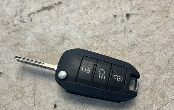 Peugeot 208 I Ignition key/card 9674001080