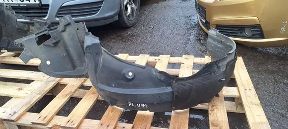 Front wheel arch liner splash guards
