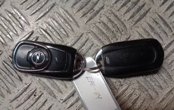 Opel Astra K Ignition key/card 
