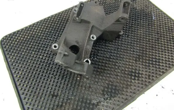 Ford Focus Engine mounting bracket 