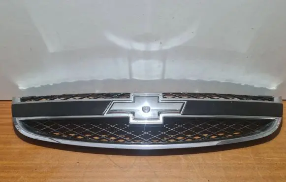 Chevrolet Epica Front bumper upper radiator grill 96633843