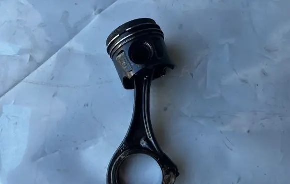 Mercedes-Benz E W212 Piston with connecting rod 8370B