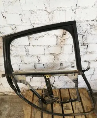 Rear door manual window regulator