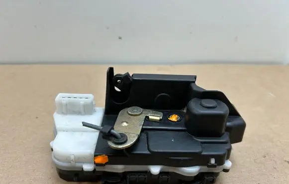 Peugeot 607 Rear door lock 