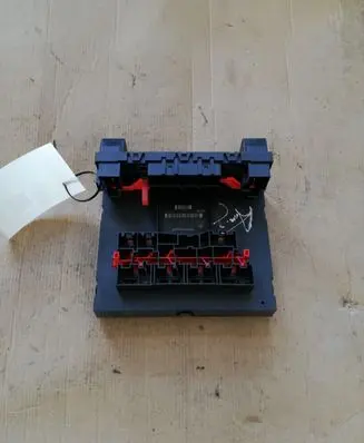 Volkswagen Touran I Fuse module 300937049E