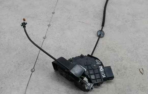 Ford Focus Front door lock 3M5AR21813ER