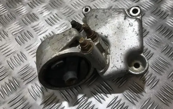 Volvo S40, V40 Engine mount bracket