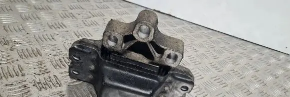 Skoda Octavia Mk2 (1Z) Engine mount bracket