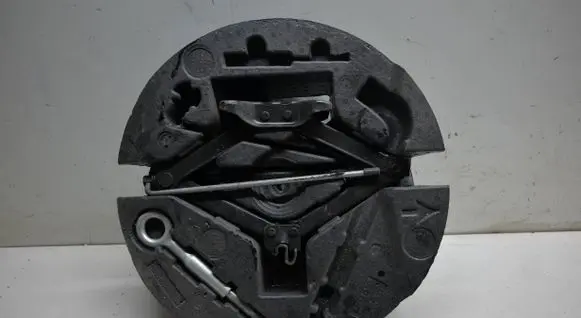 Volvo V70 Tool set 31202041