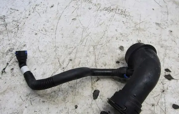 Ford Focus Breather hose/pipe H6BG-6758-AA