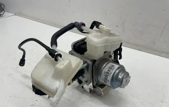 Ford Focus ABS Pump LX612D335CC