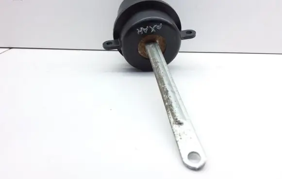 Engine mount vacuum valve