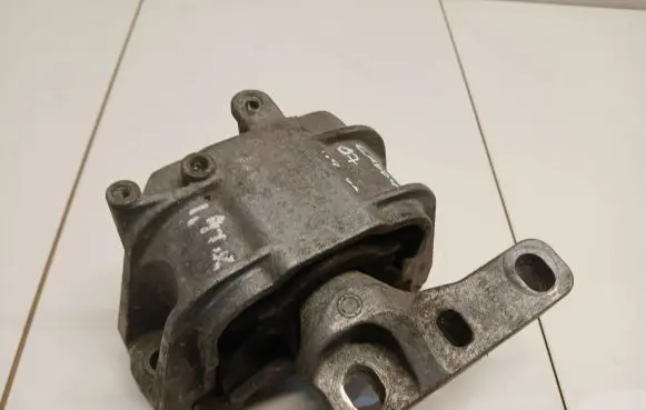 Volkswagen PASSAT B6 Engine mount bracket 1k0199262at