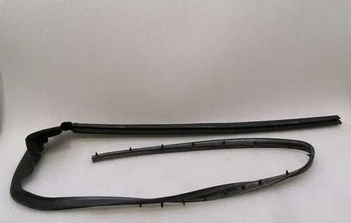 Ferrari FF Front door rubber seal 84685100