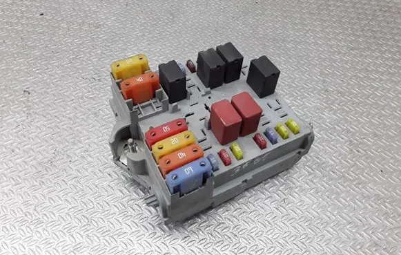 Alfa Romeo 159 Fuse module 50513644